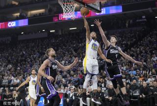 他们不仅肩 他们不仅肩